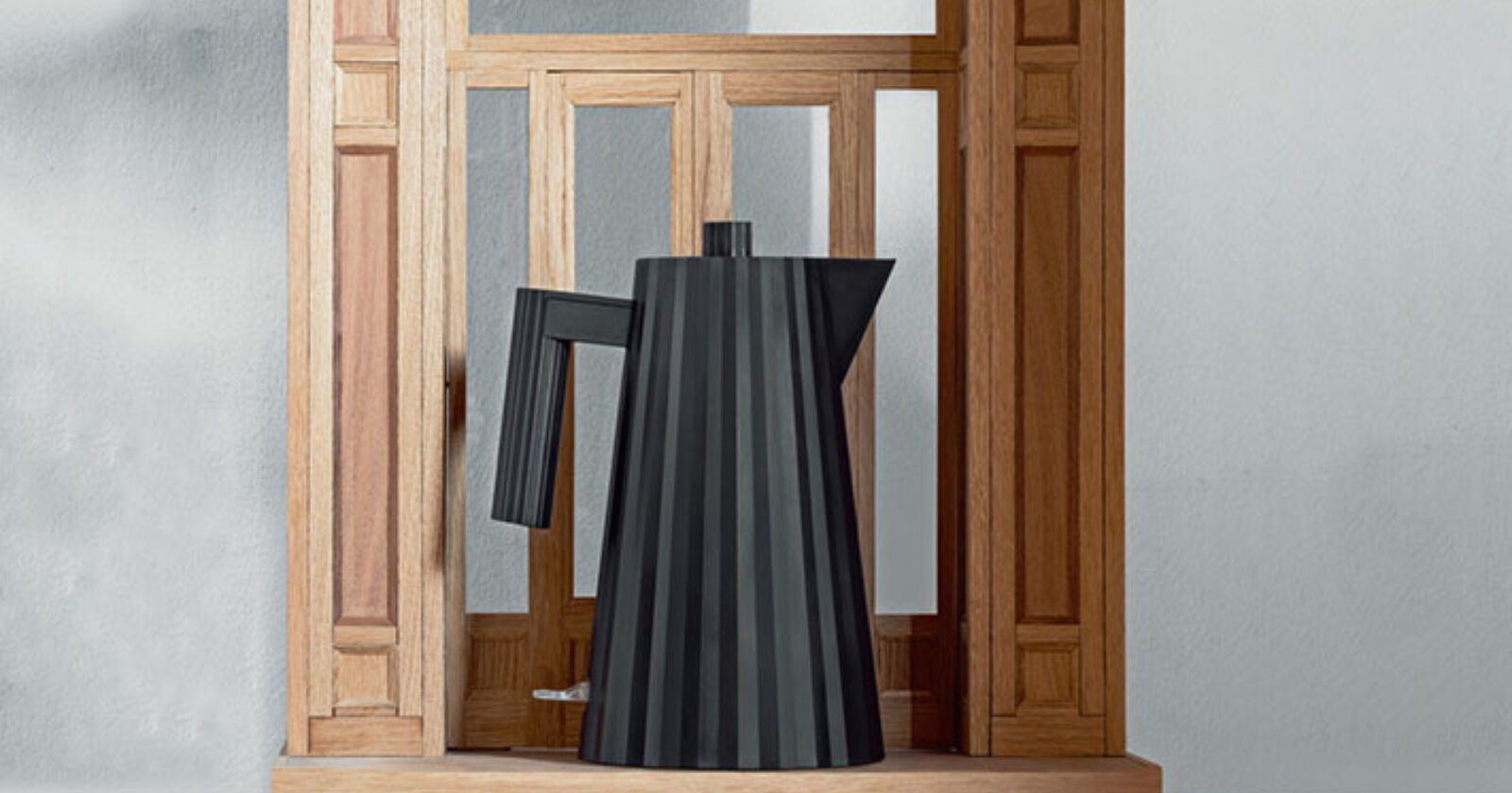 Plisse kettle black